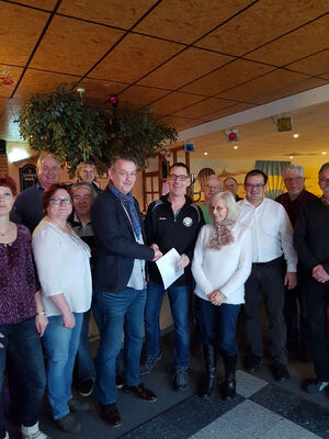 Jan Landmann (5.li) und der Chef des Fördervereins Mathias Hübner (6.li.), umringt von Teilnehmern des Benefizbowlings.