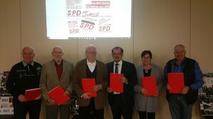 30 Jahre SPD in Erkner: Ehrung der Genossen der 1. Stunde.